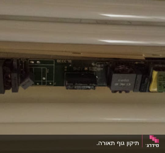 רכיבים אלקטרוניים על לוח מעגל מודפס